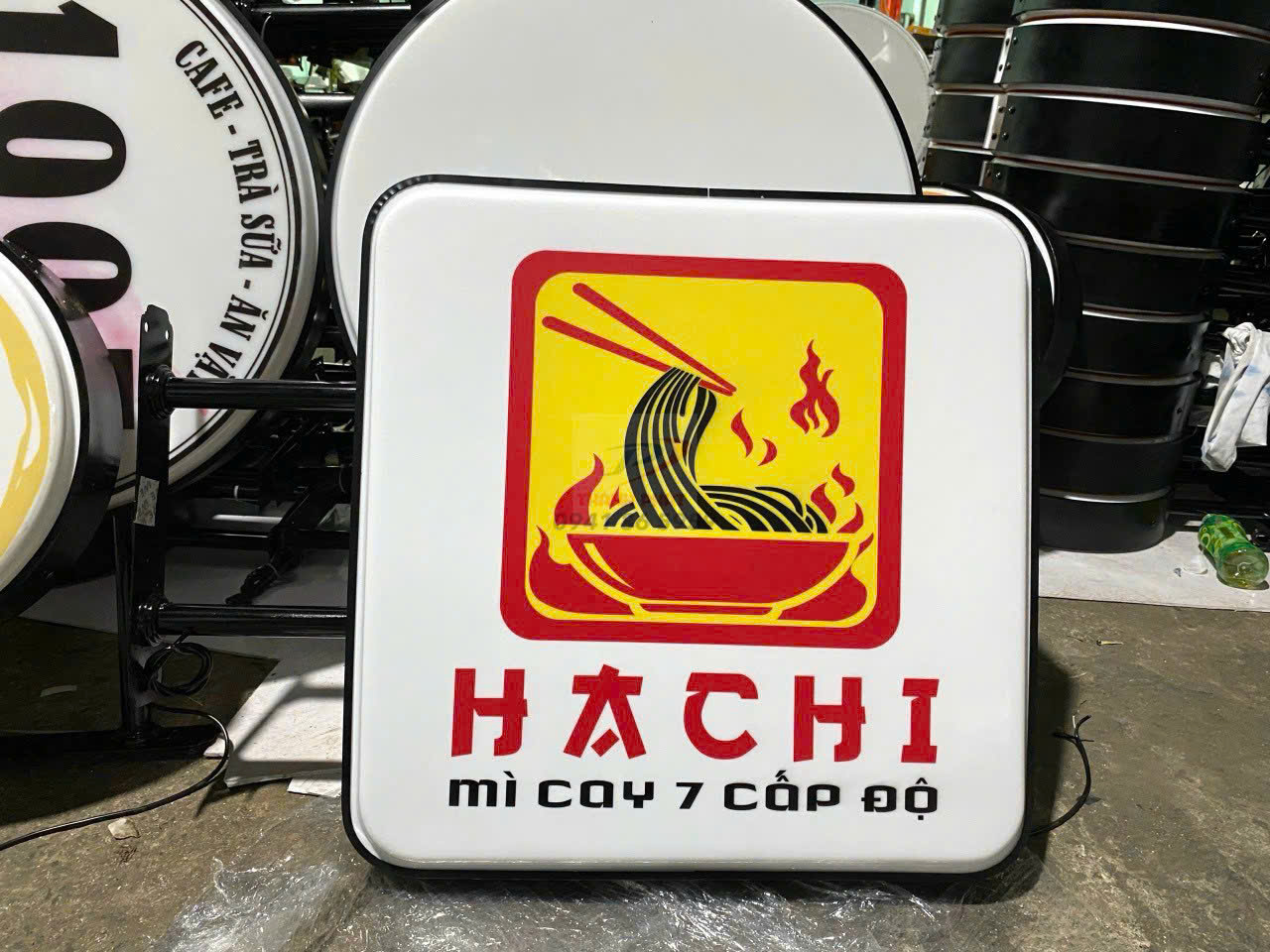 Hộp đèn mica hút nổi vuông 60 cm in nội dung 2 mặt sắc nét