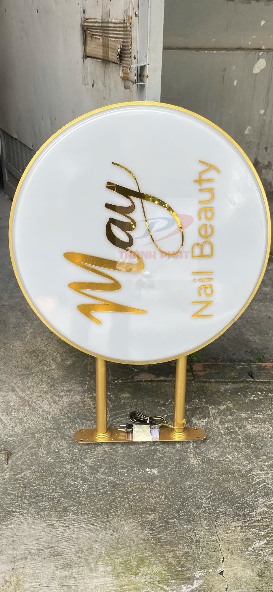 Hộp đèn mica hút nổi tròn 60 cm chữ mica nổi