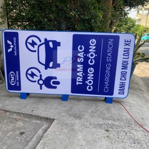 Hộp đèn mica trạm sạc size 80 x160 cm in nội dung 2 mặt sắc nét