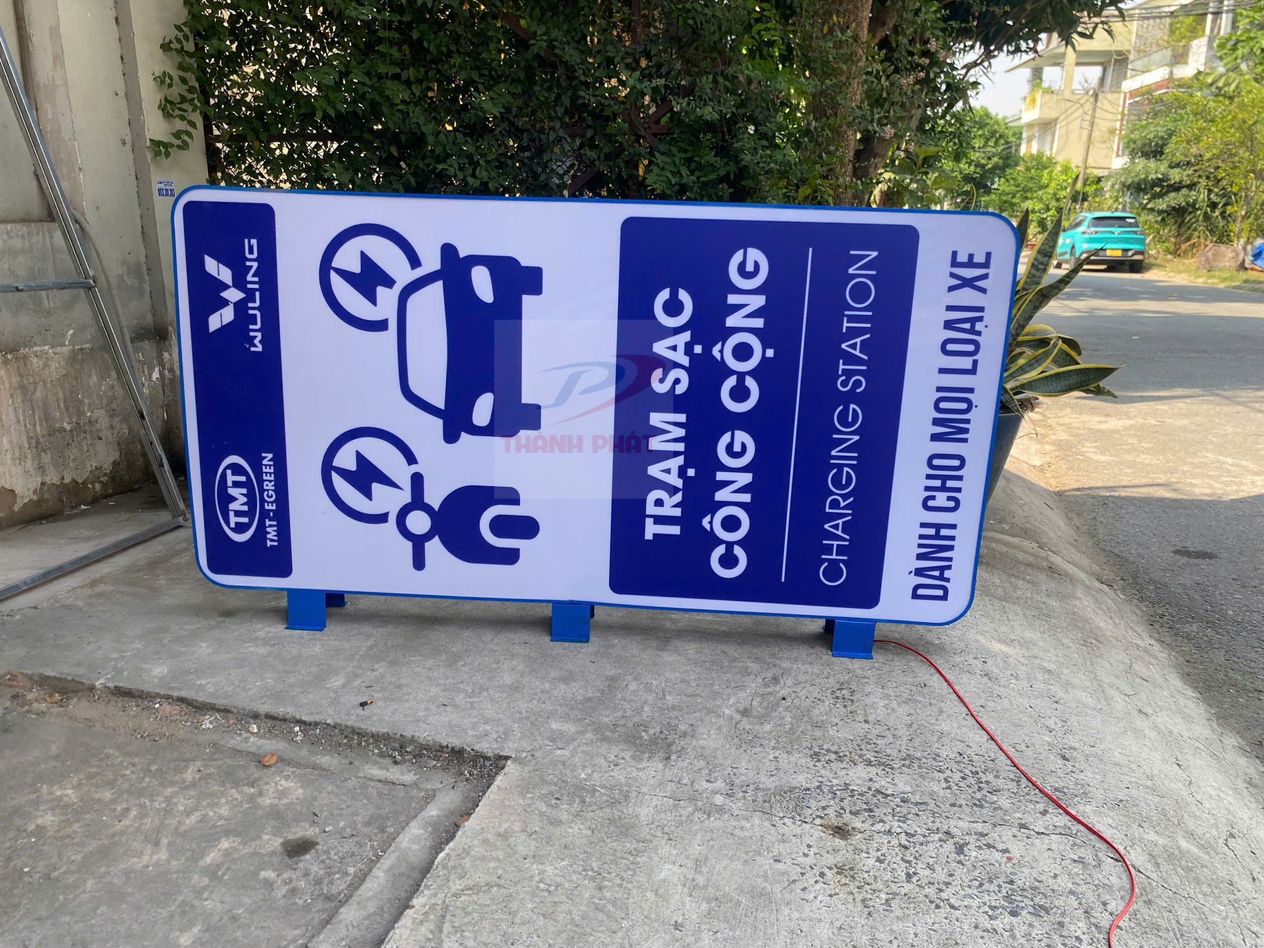 Hộp đèn mica trạm sạc size 80 x160 cm in nội dung 2 mặt sắc nét