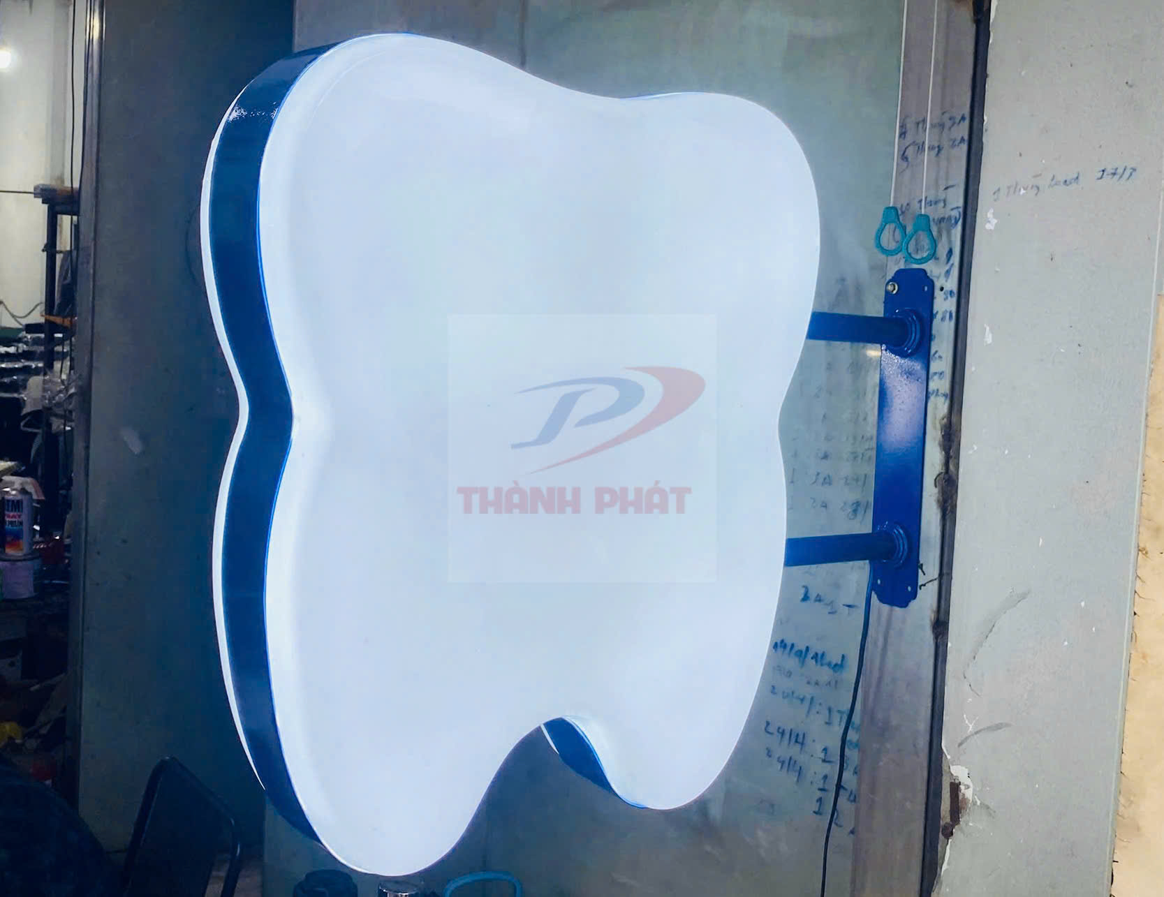 Hộp đèn mica hút nổi nha khoa( hình cái răng) phôi trắng chưa in ấn nội dung.